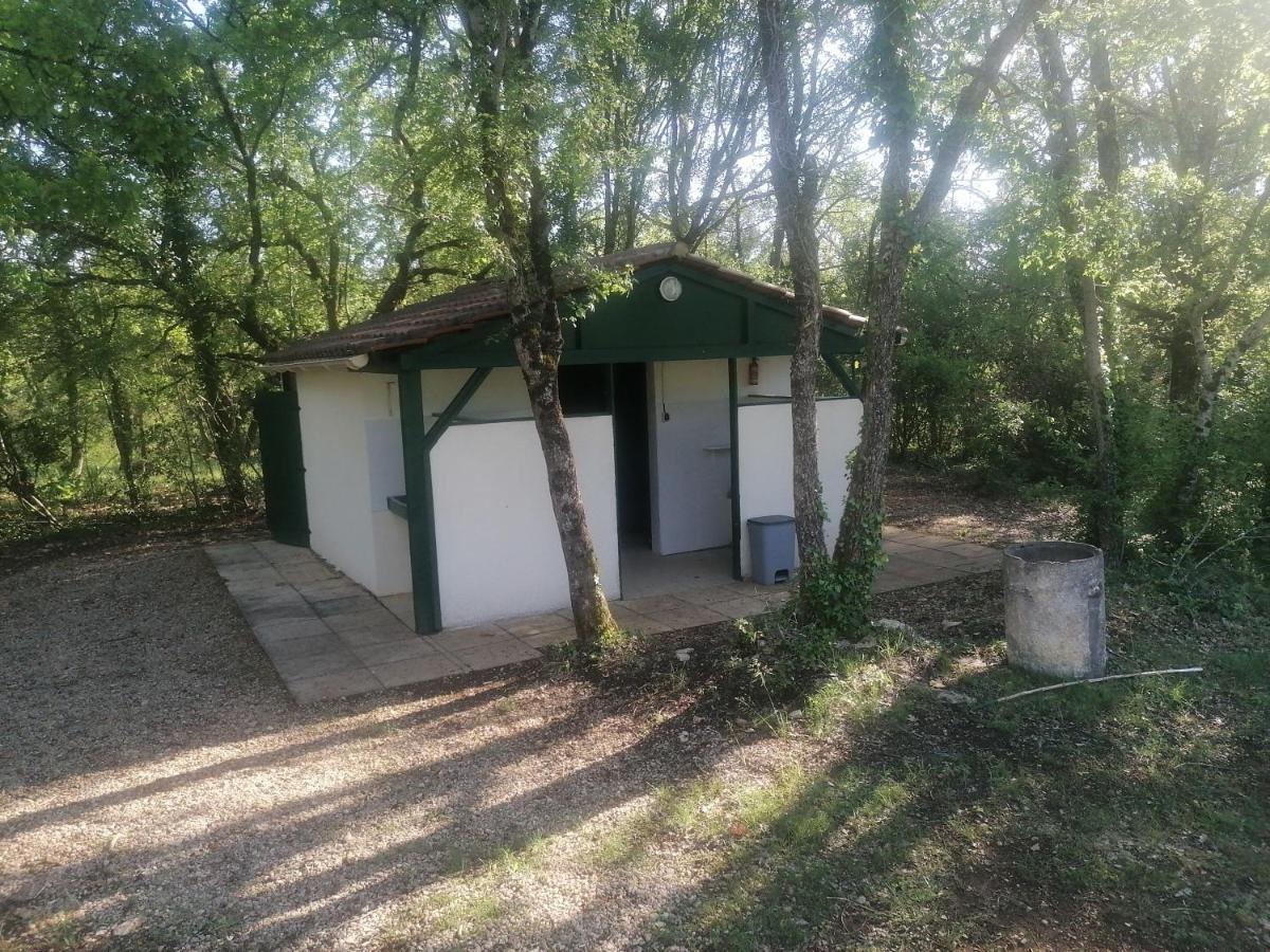 Emplacement Tente Camping Car Saint-Aubin-de-Nabirat Экстерьер фото