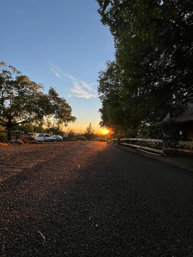 Emplacement Tente Camping Car Saint-Aubin-de-Nabirat Экстерьер фото