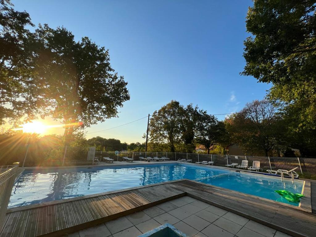 Emplacement Tente Camping Car Saint-Aubin-de-Nabirat Экстерьер фото